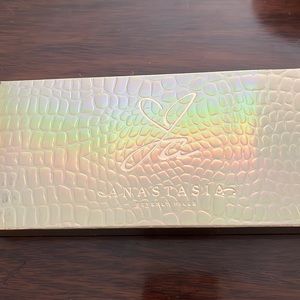 Brand new Anastasia of Beverly Hills Jackie Aina Palette